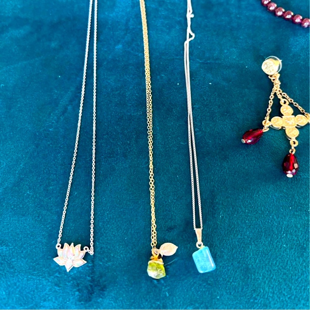 JEWERLY CRYSTALS
NECKLESS + earrings PACK OF
11 (natural gemstones